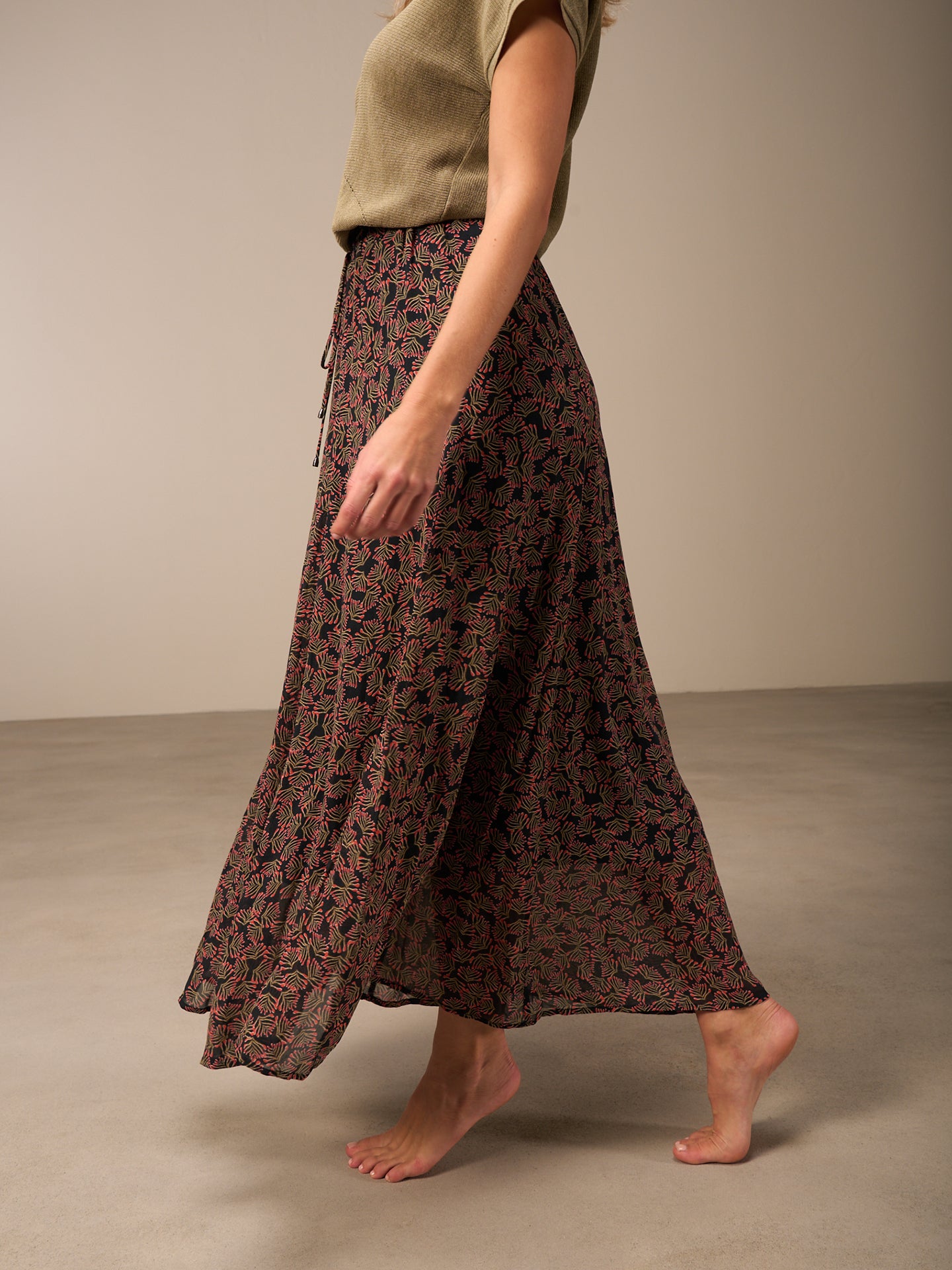 Skirt with elastic waistband