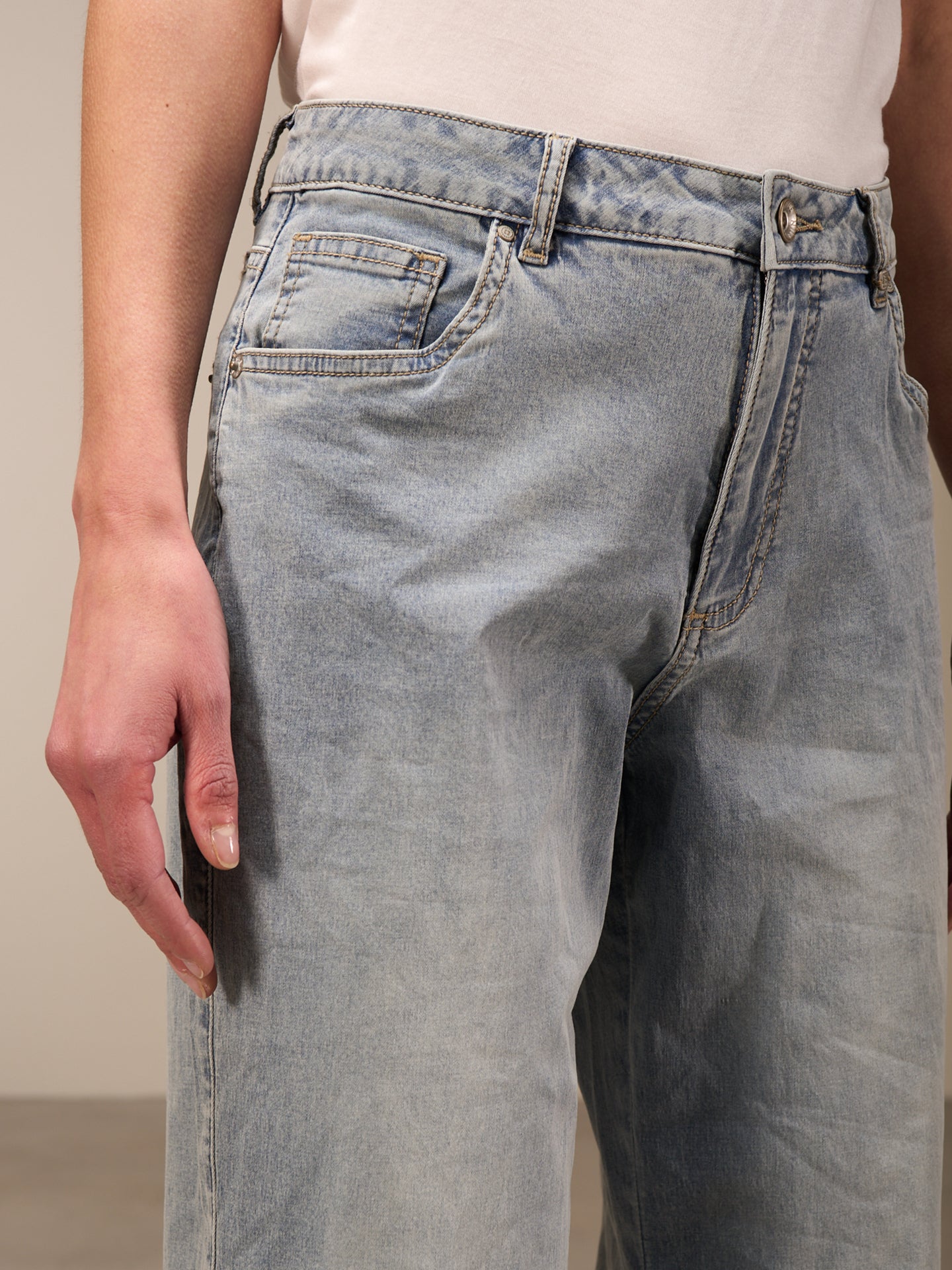 Straight-leg jeans