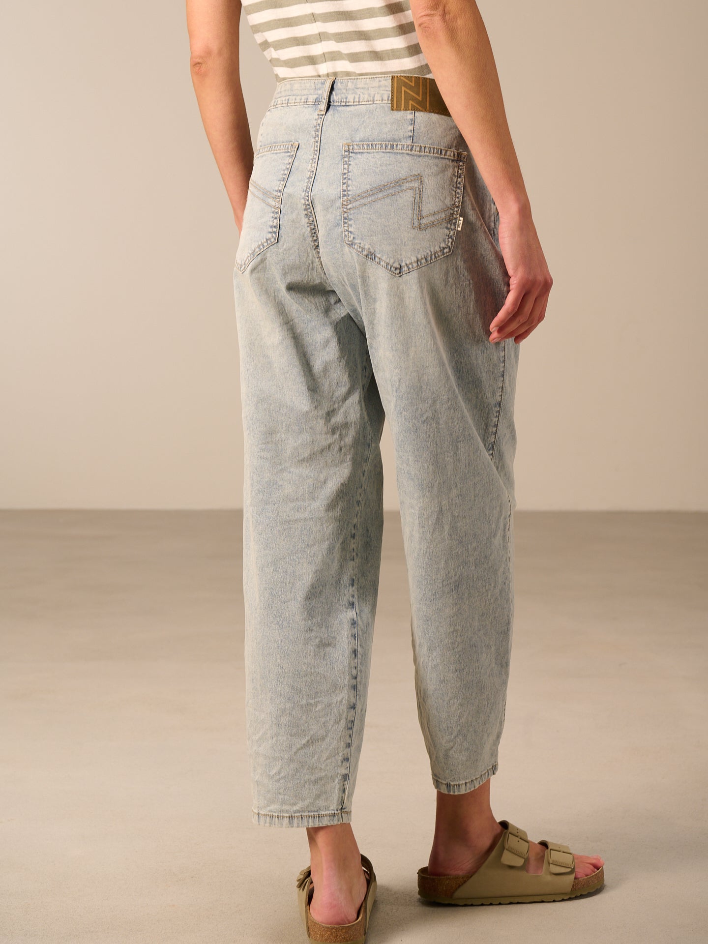 Barrel-leg jeans
