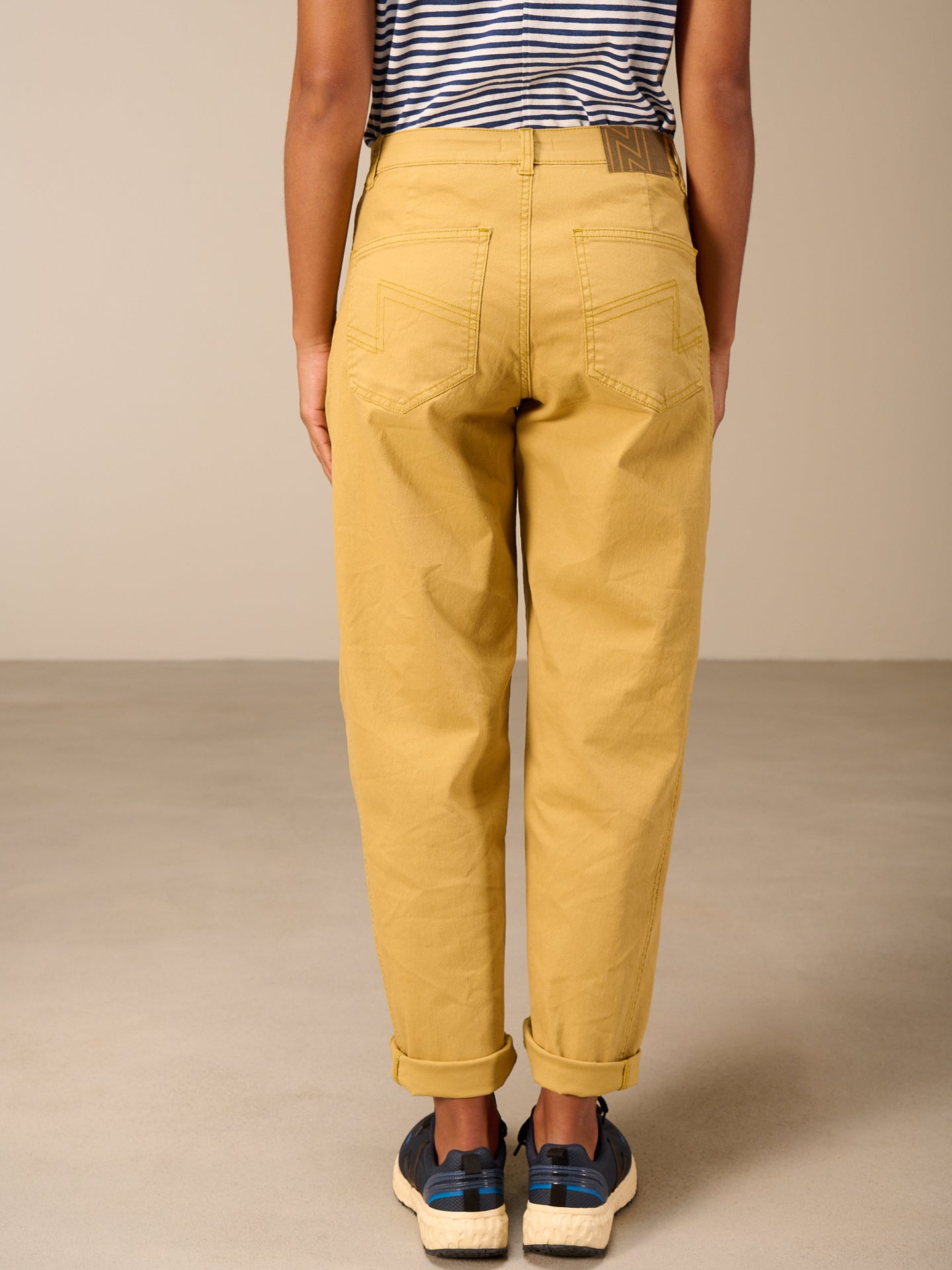 Barrel-leg trousers