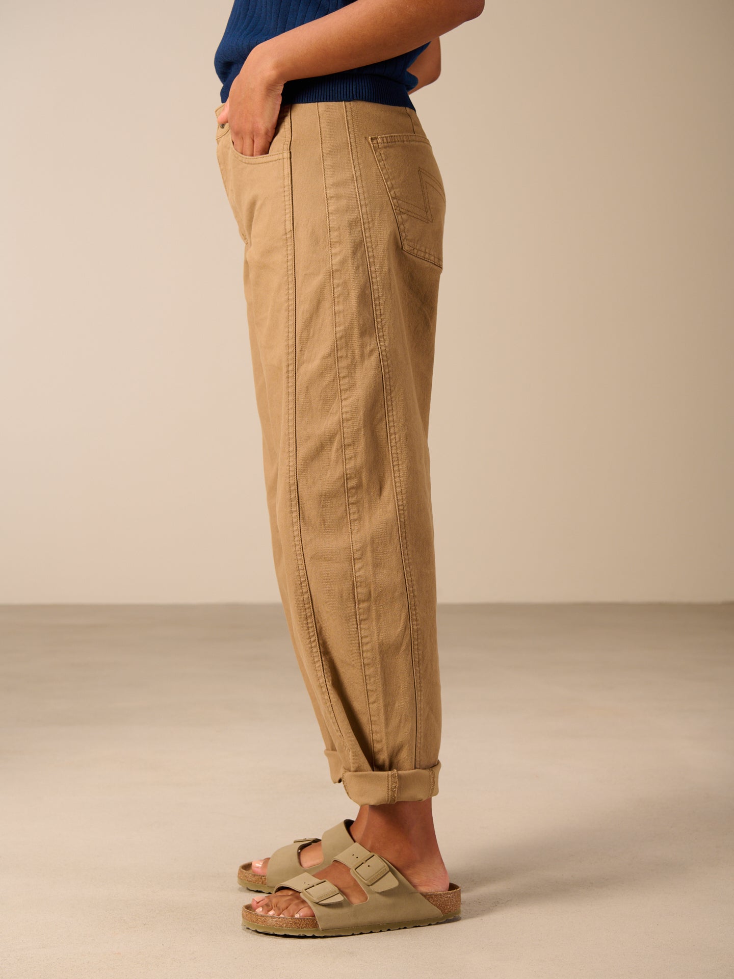 Barrel-leg trousers