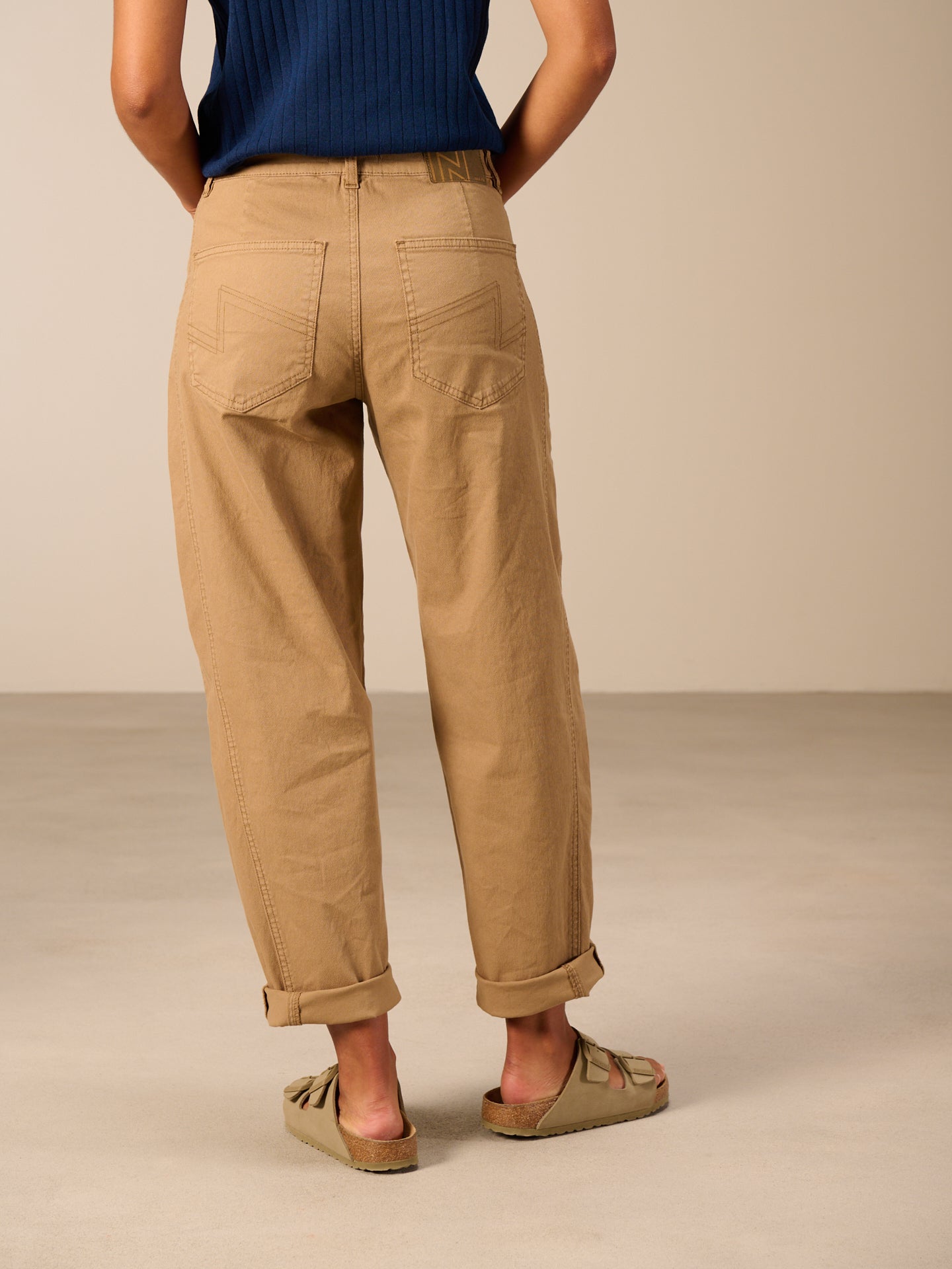 Barrel-leg trousers