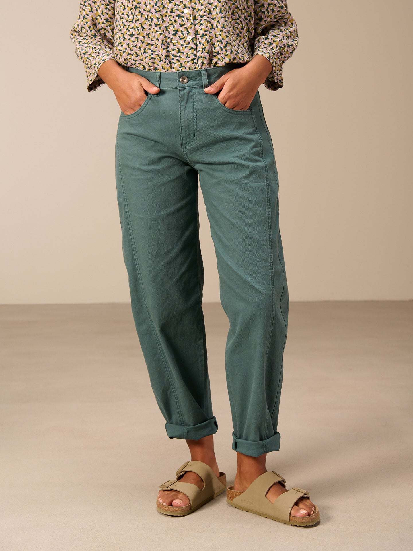 Barrel-leg trousers