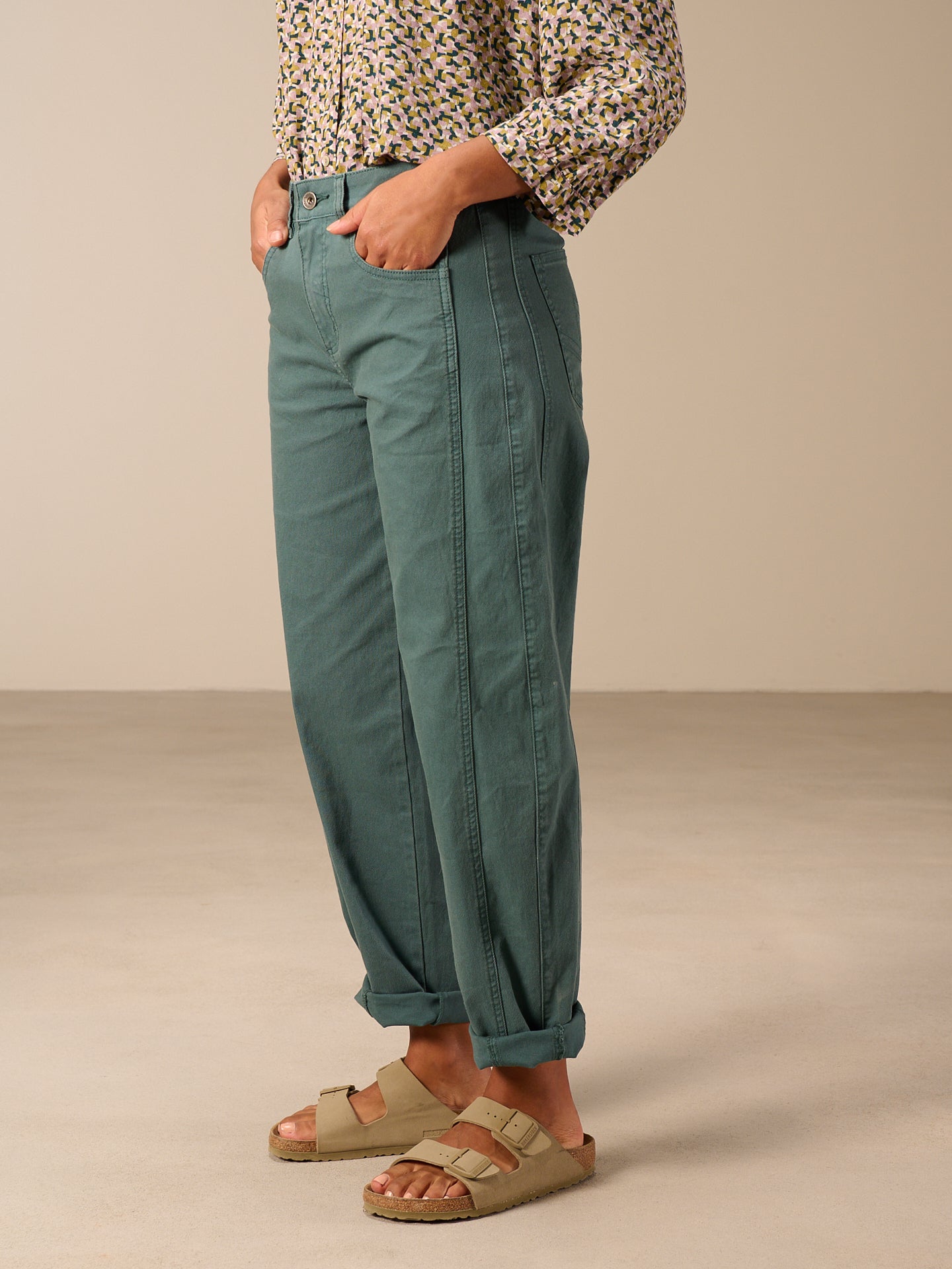 Barrel-leg trousers