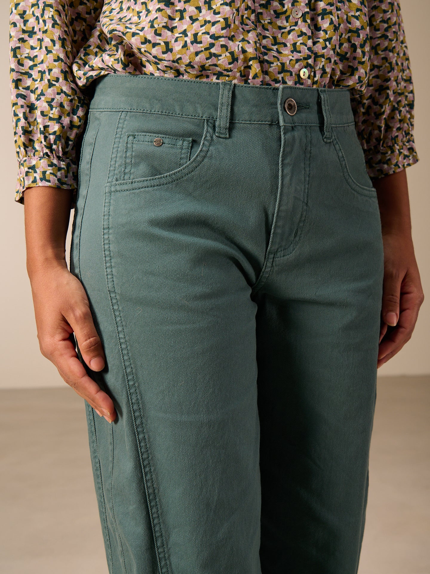 Barrel-leg trousers