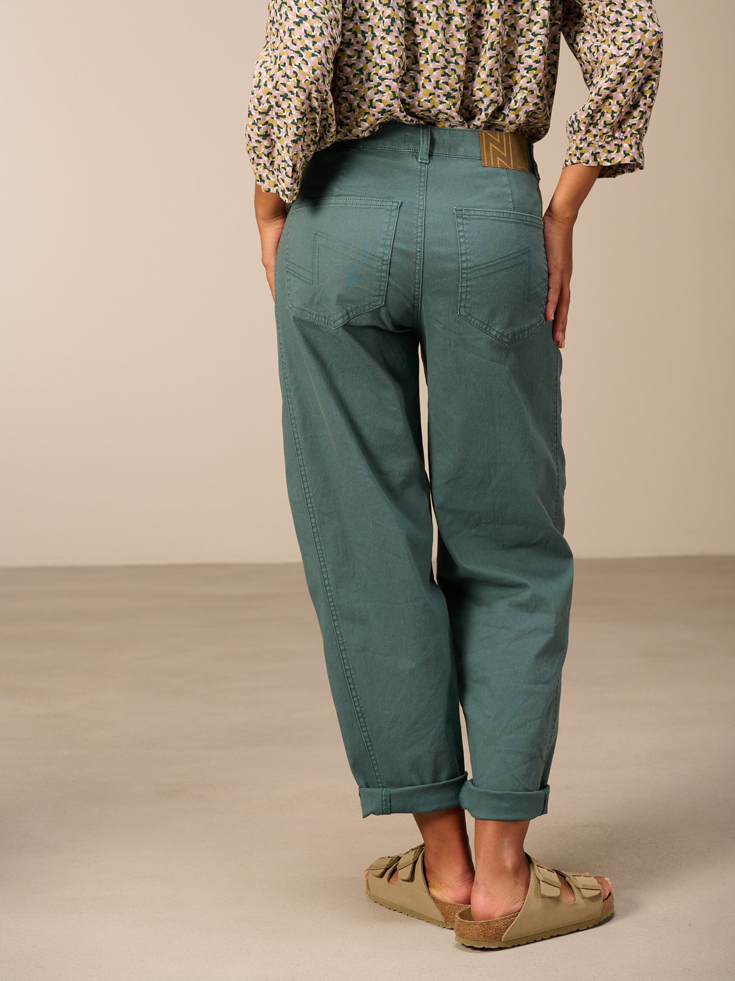 Barrel-leg trousers
