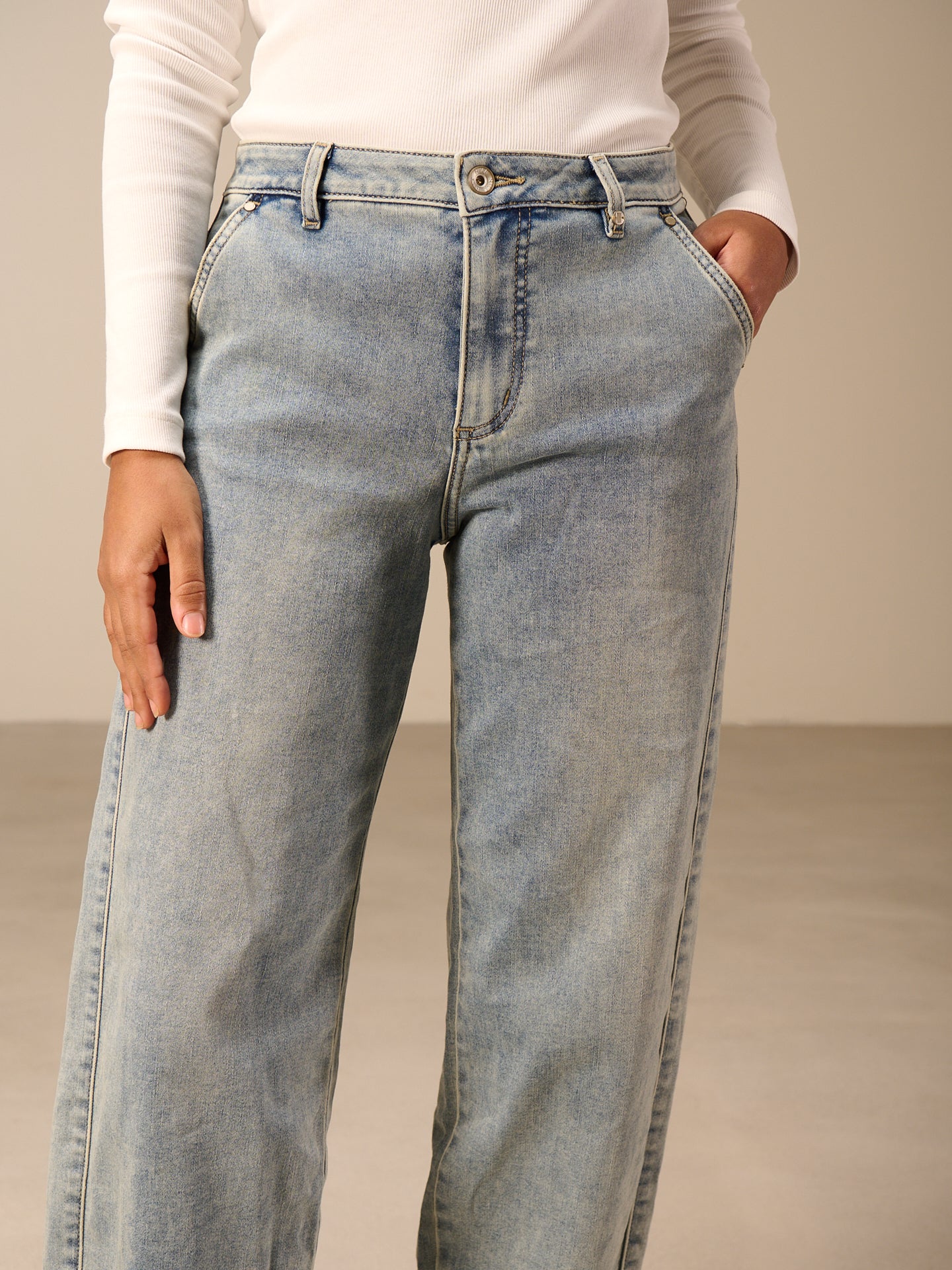 Barrel-leg jeans