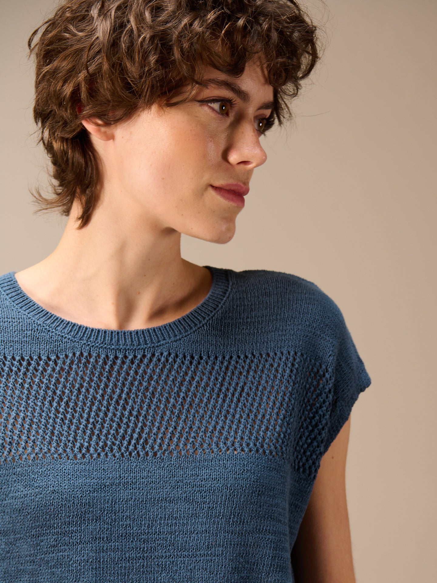Round-neck sweater vest