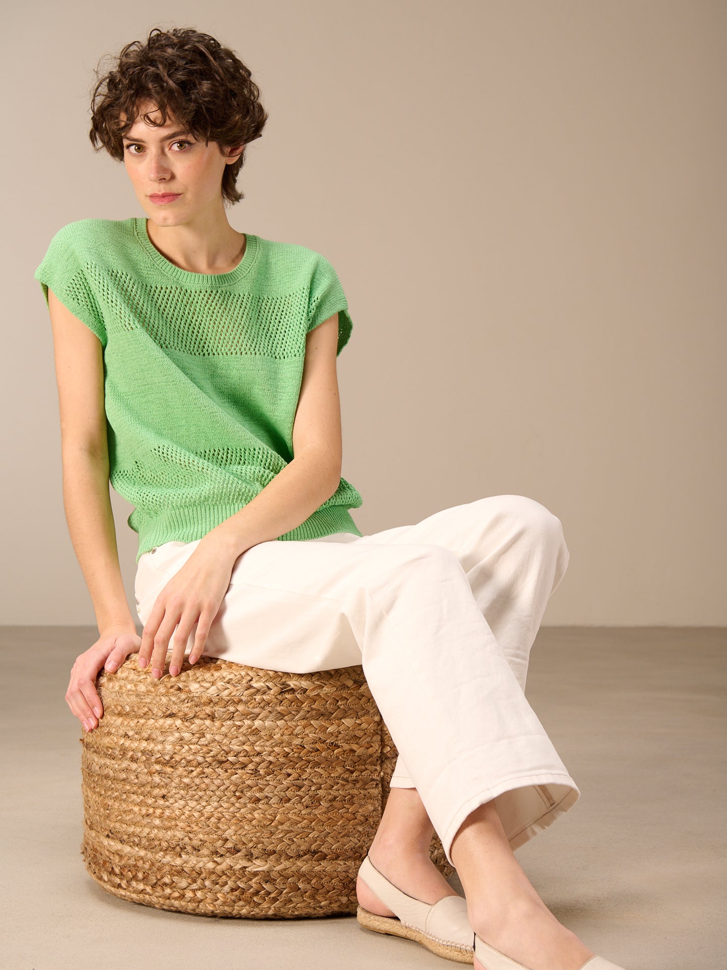 Round-neck sweater vest