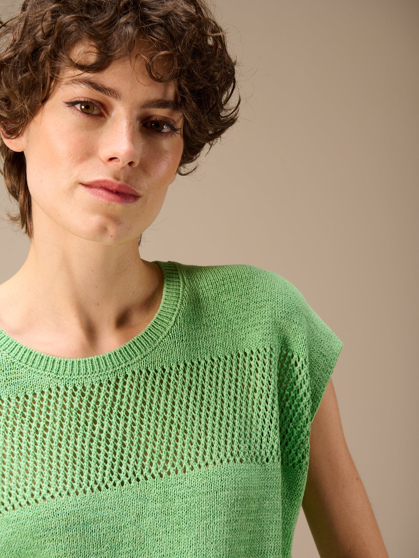 Round-neck sweater vest