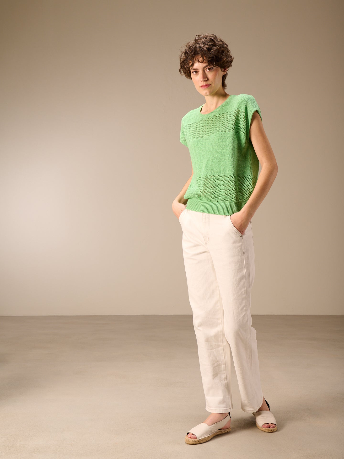 Round-neck sweater vest