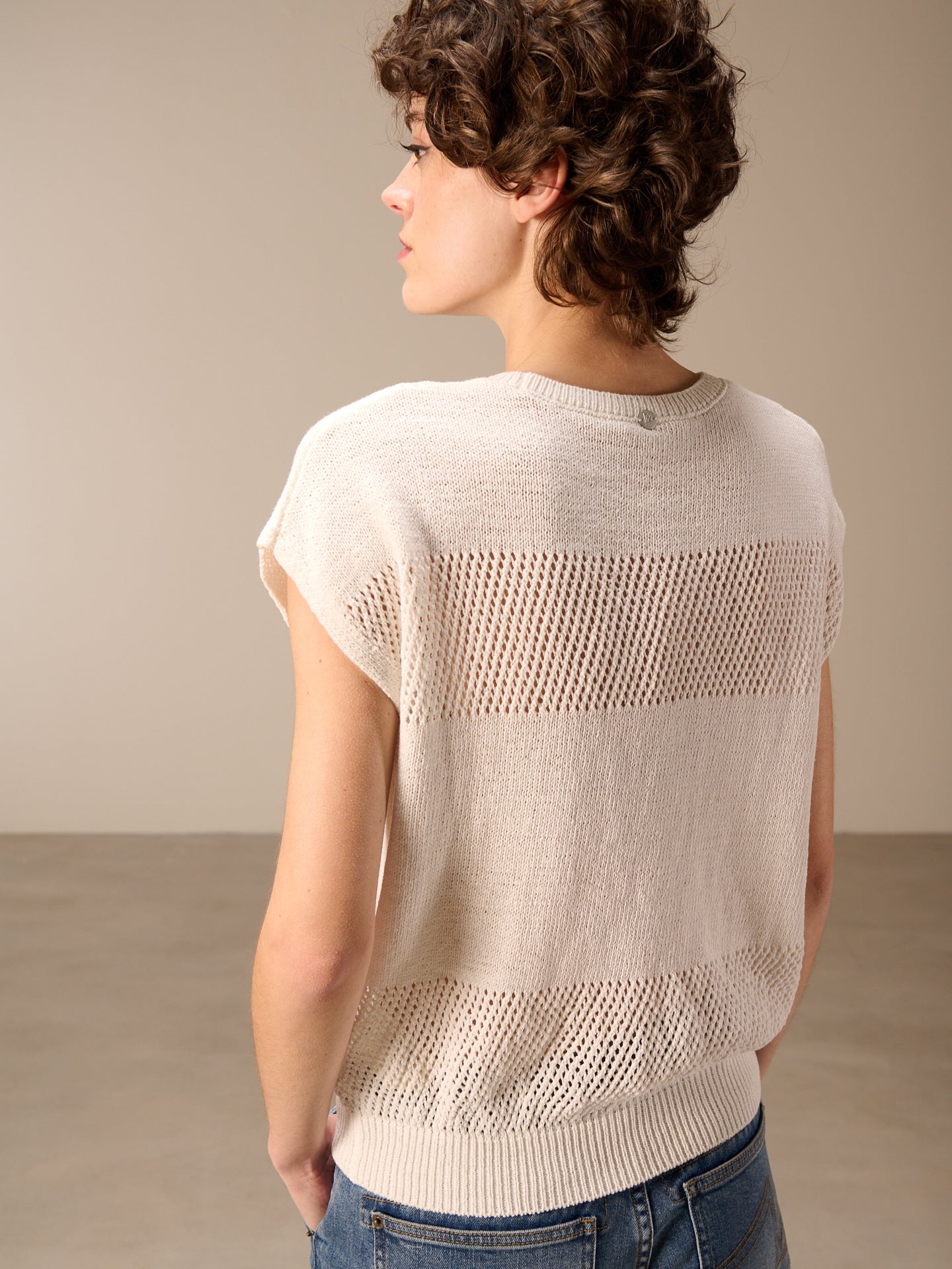 Round-neck sweater vest