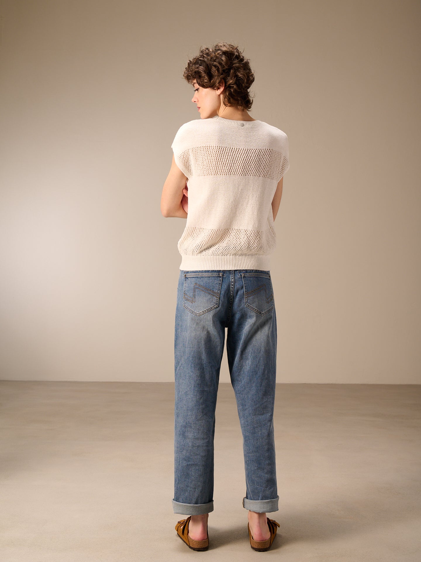Round-neck sweater vest