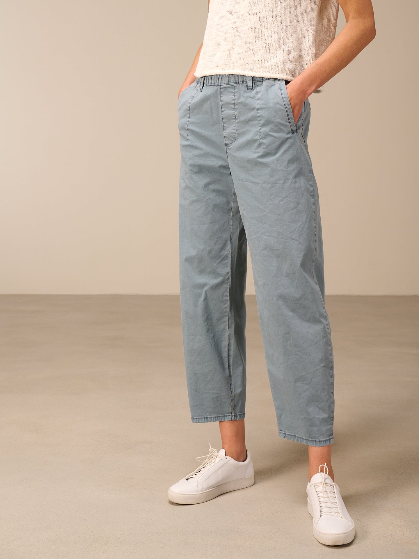 Barrel-leg trousers