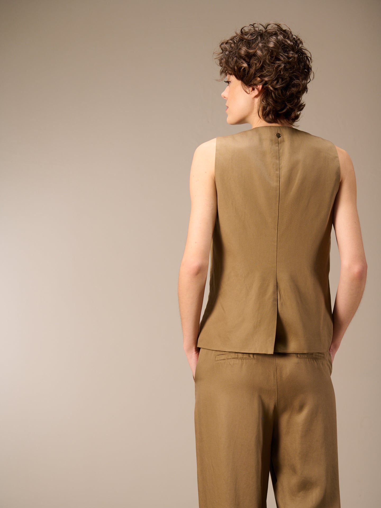 Button-up vest