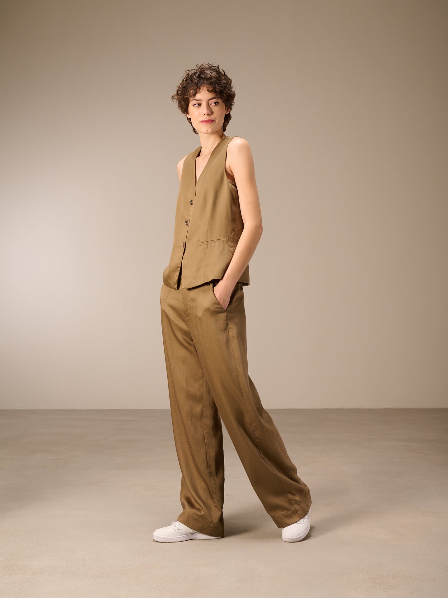 Button-up vest