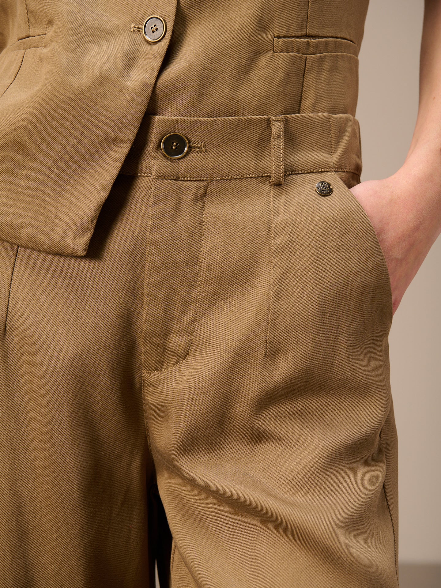 Wide-leg trousers