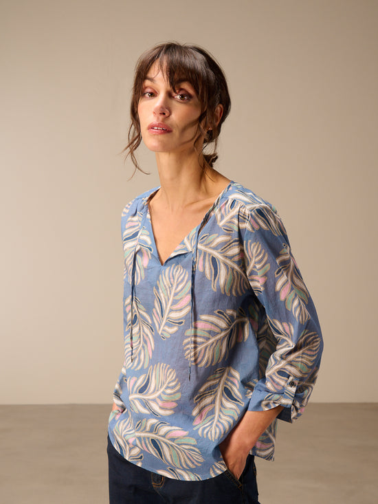 3/4-sleeved blouse