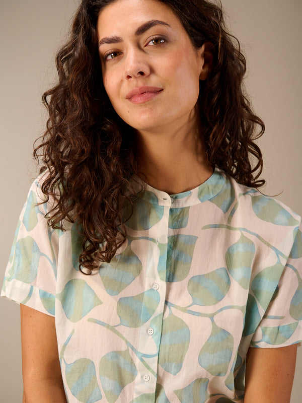 Short-sleeved blouse