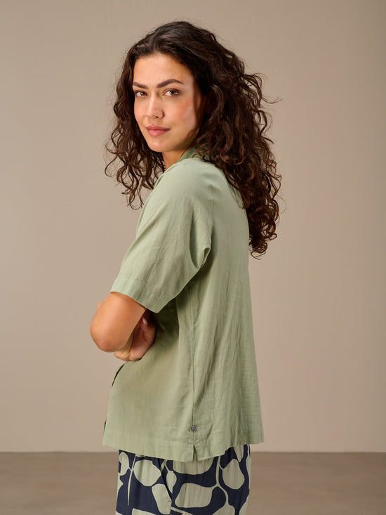 Short-sleeved blouse