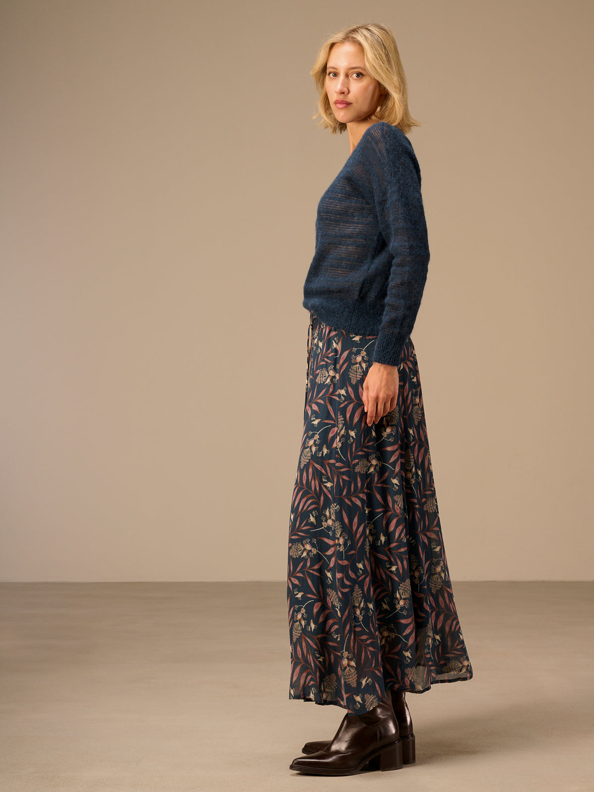 Skirt with elastic waistband