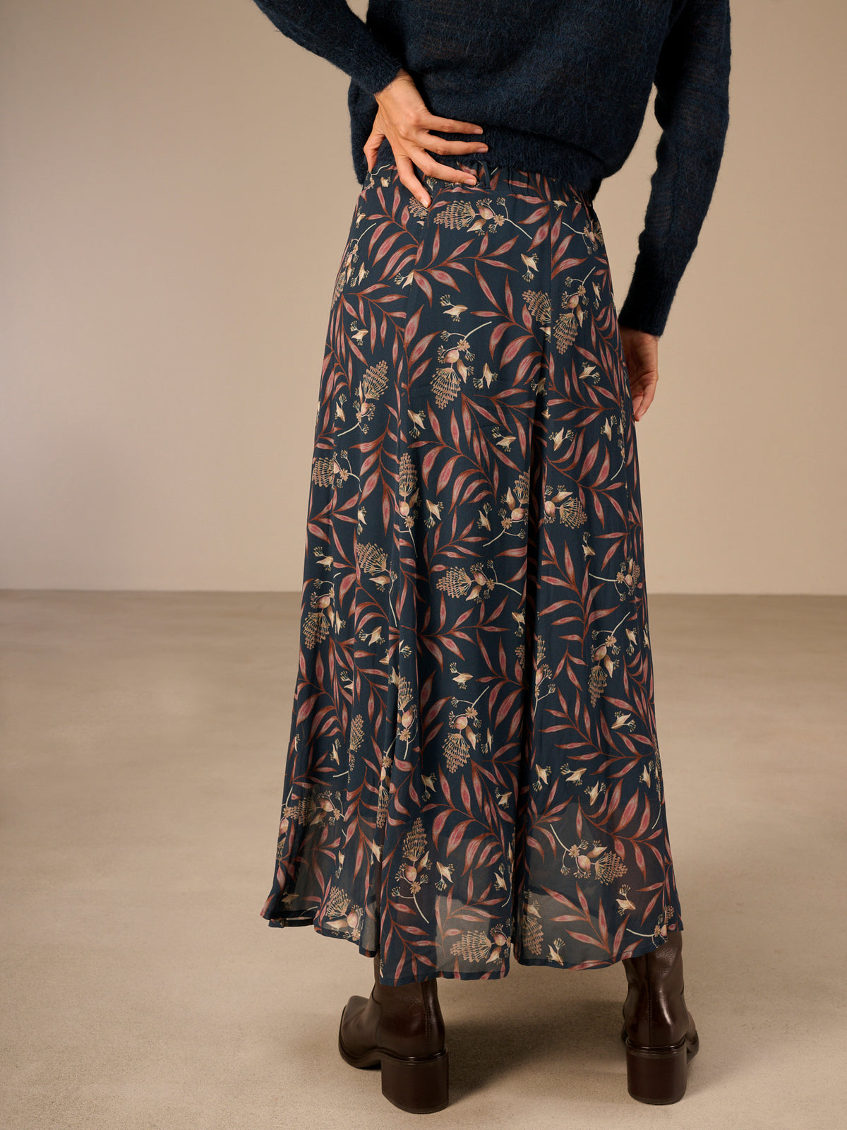 Skirt with elastic waistband