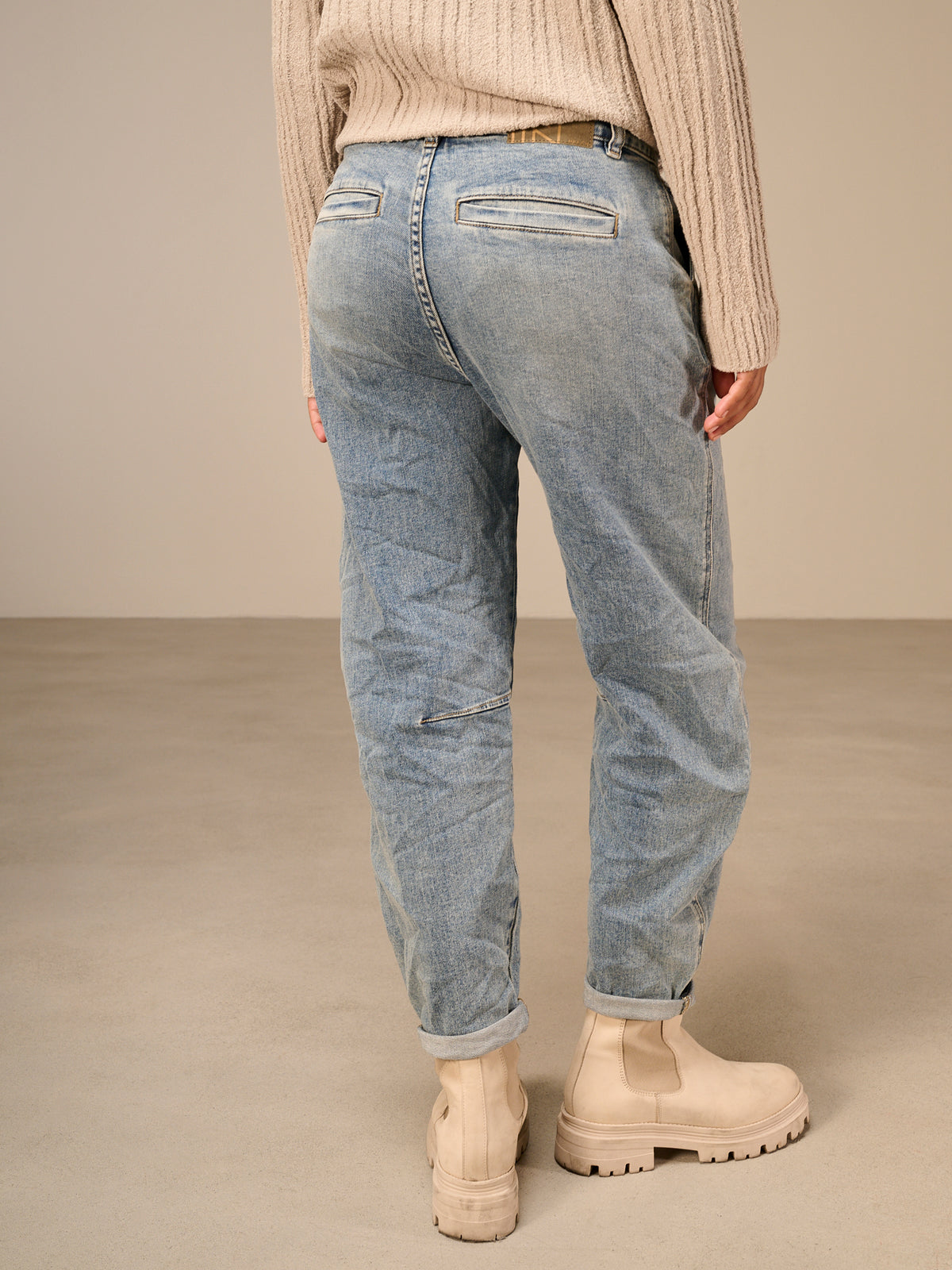 Barrel-leg trousers