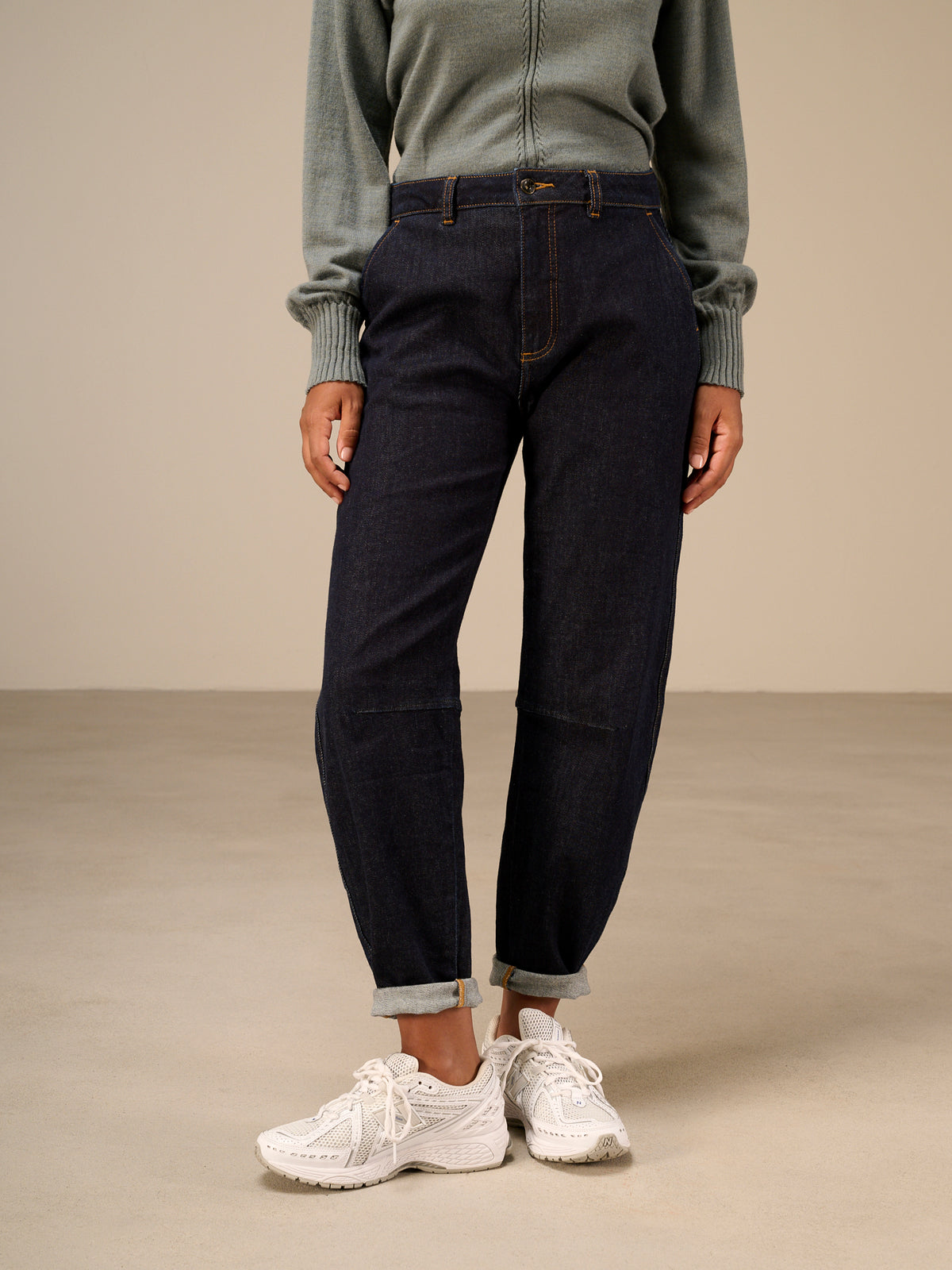 Barrel-leg trousers