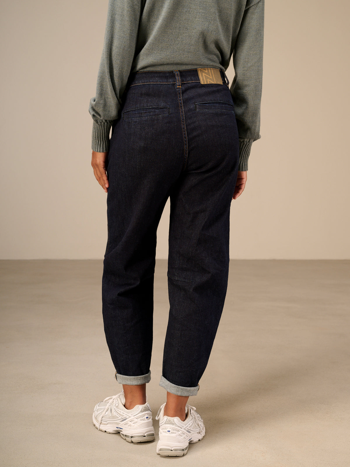 Barrel-leg trousers