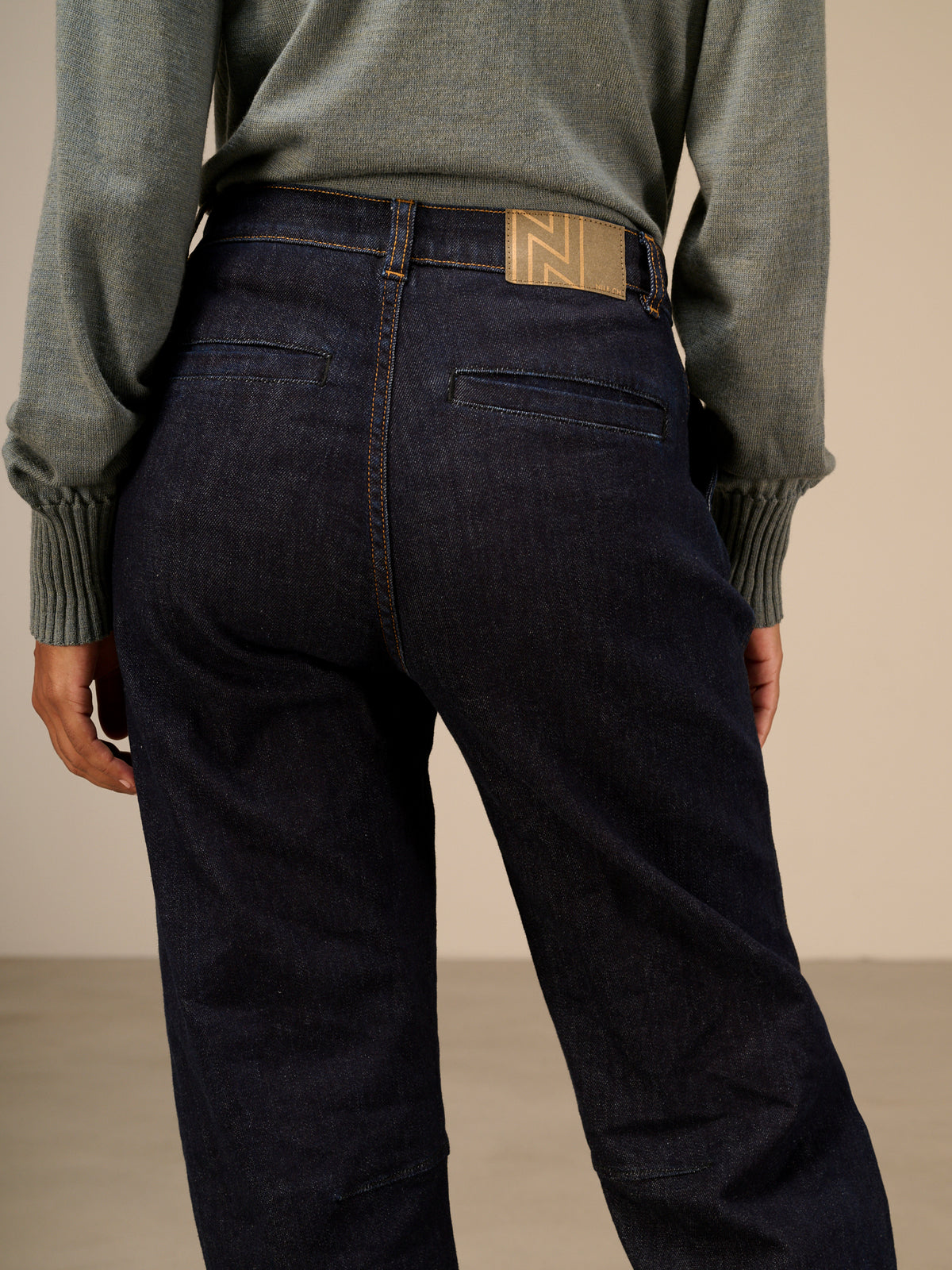 Barrel-leg trousers