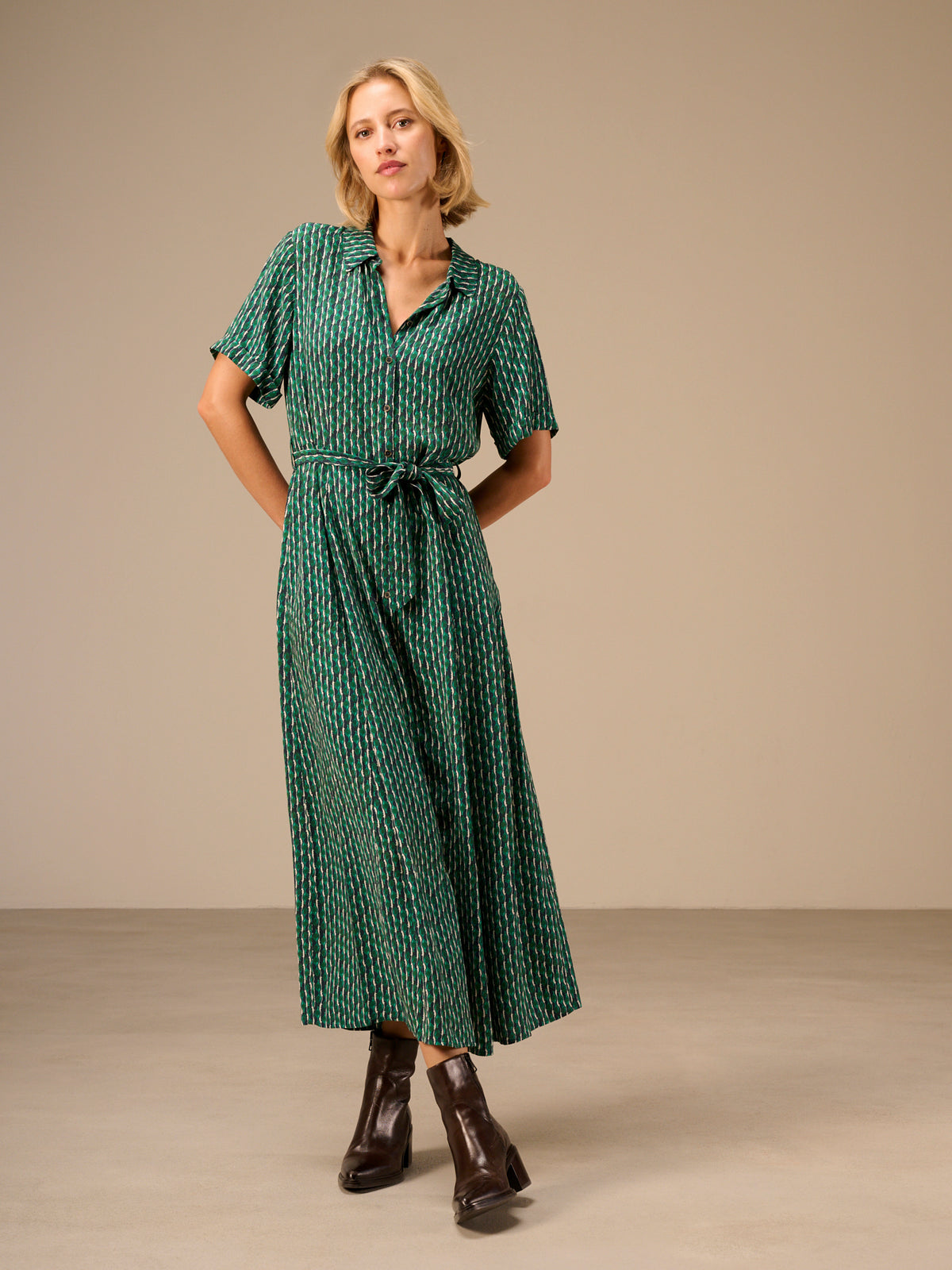 Dress with collar