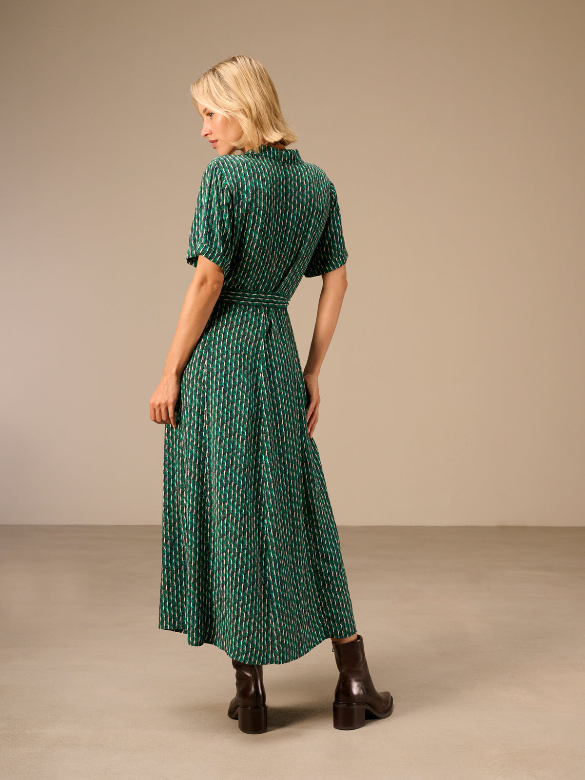 Dress with collar