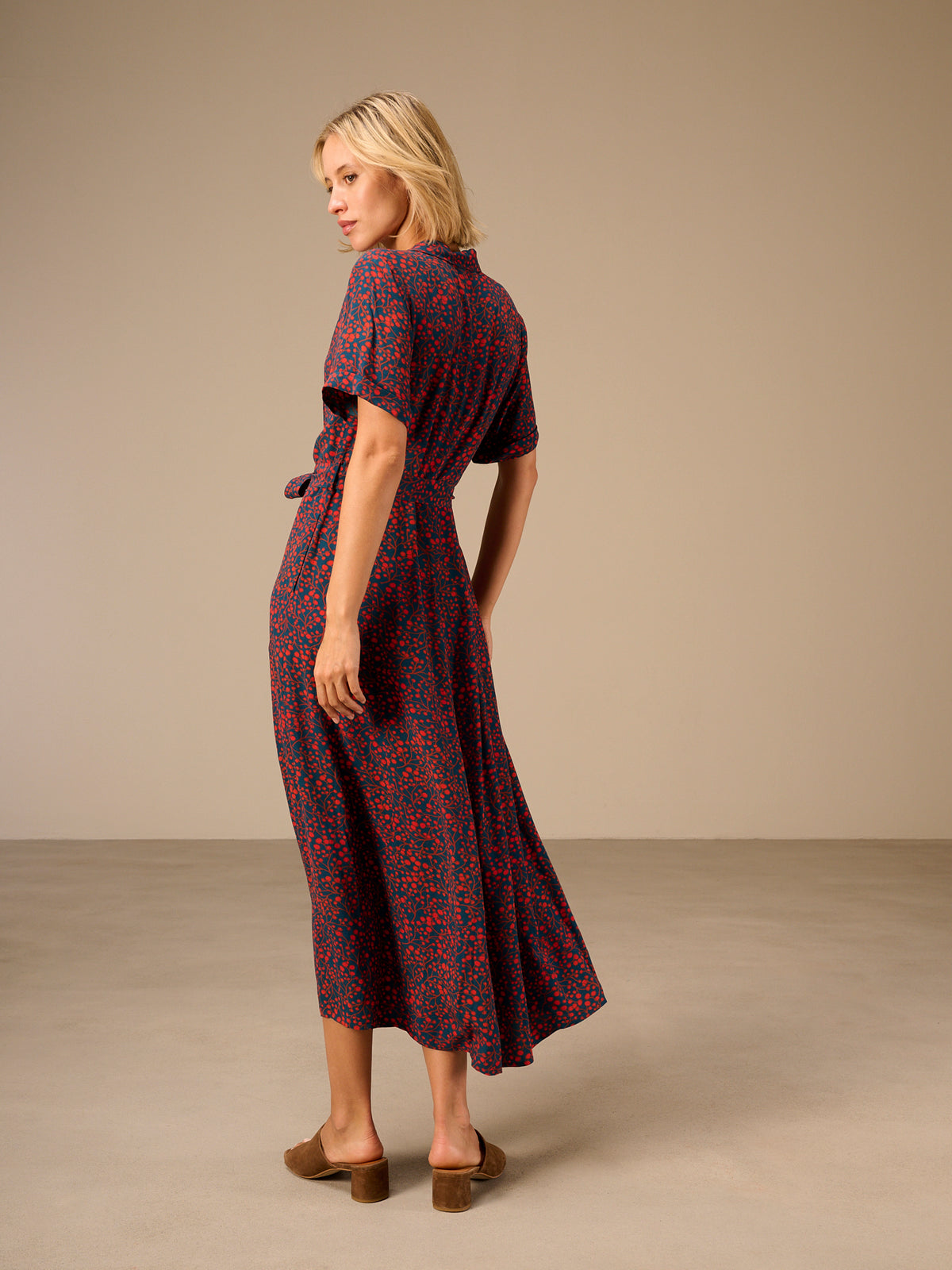 Dress with collar
