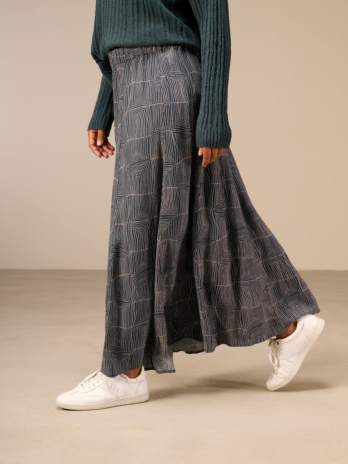 Skirt with elastic waistband