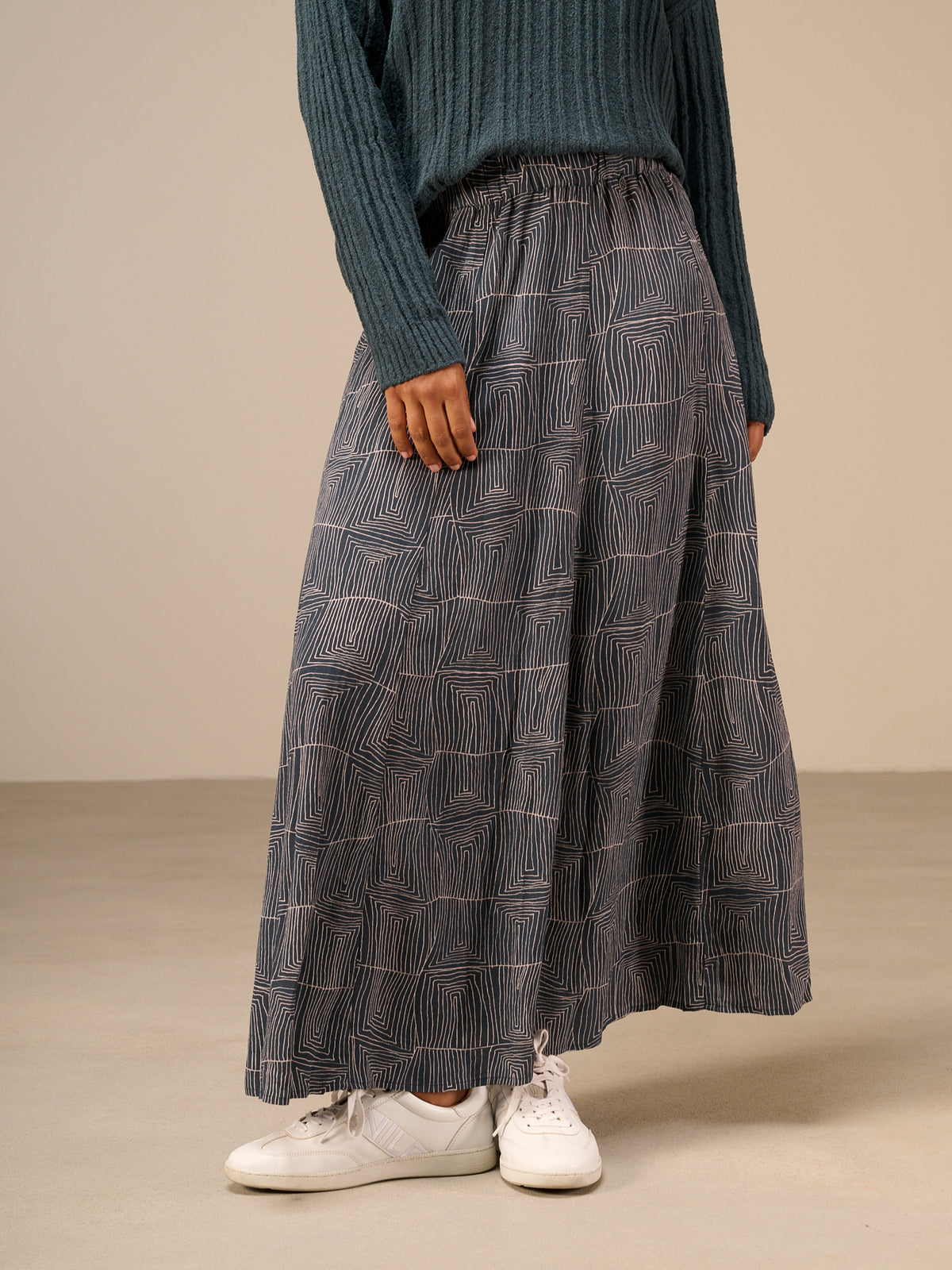 Skirt with elastic waistband