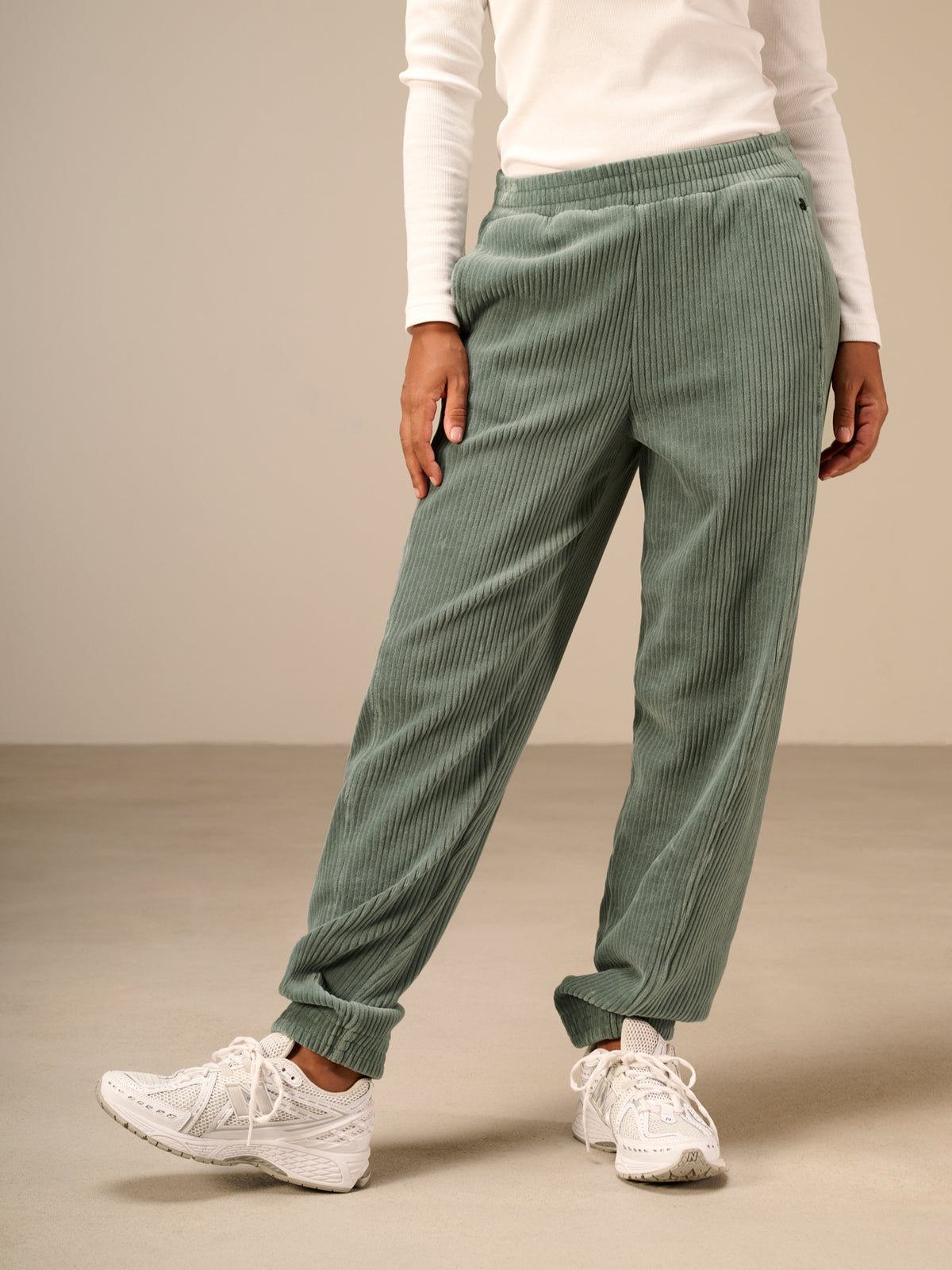 Barrel-leg trousers