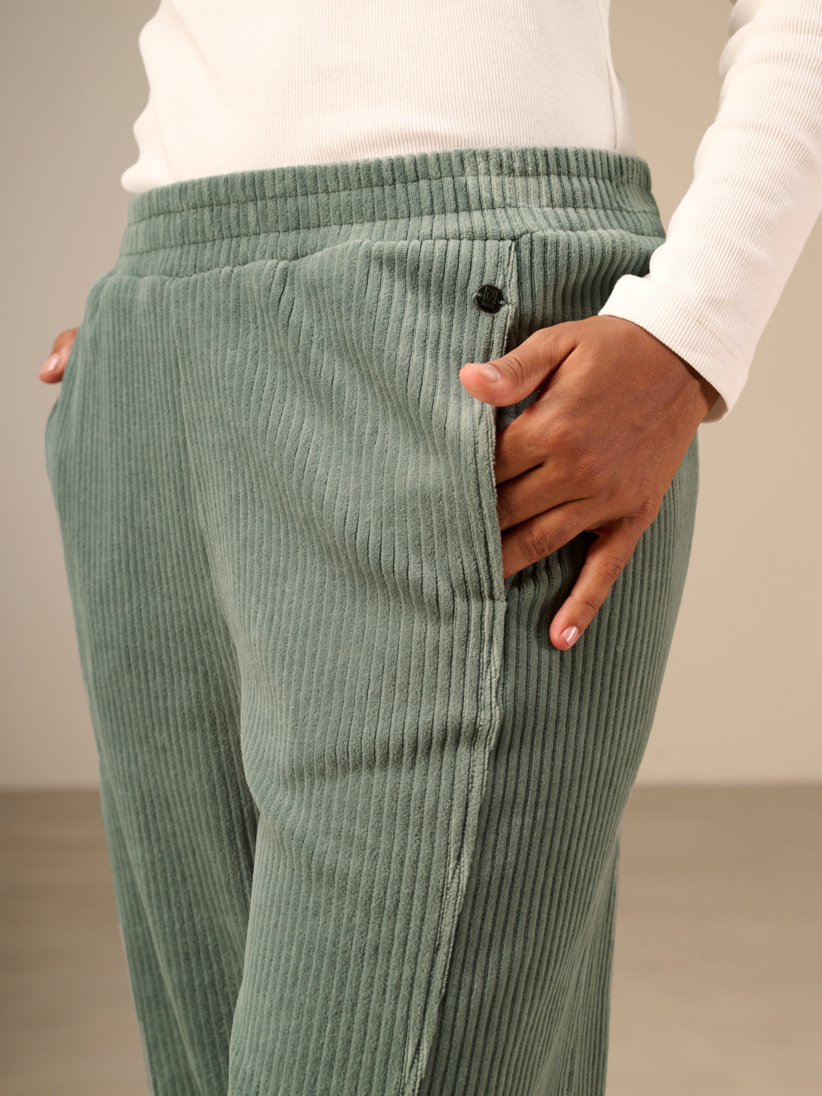 Barrel-leg trousers