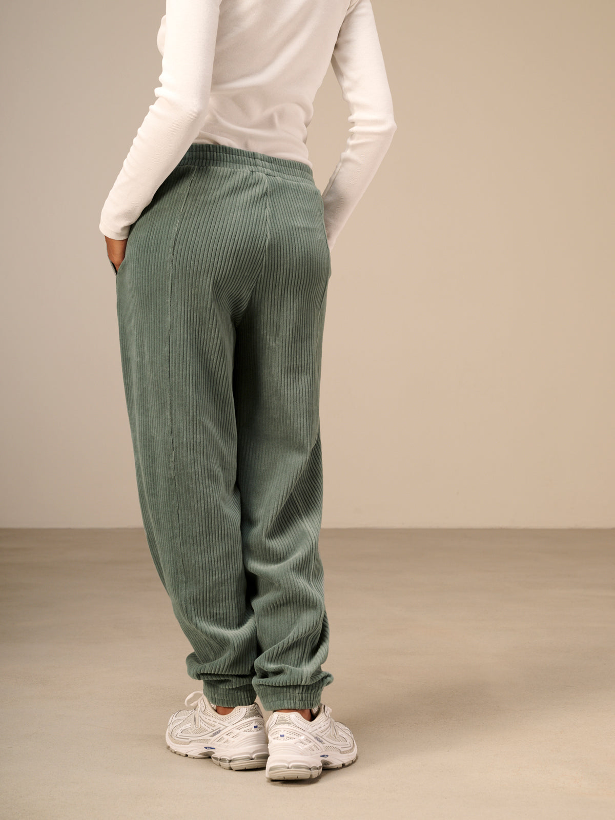 Barrel-leg trousers
