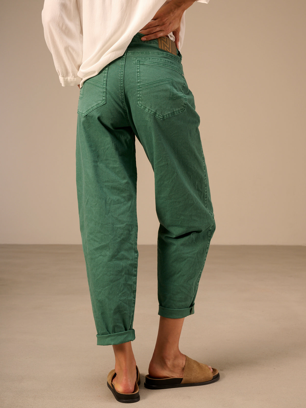 Barrel-leg trousers