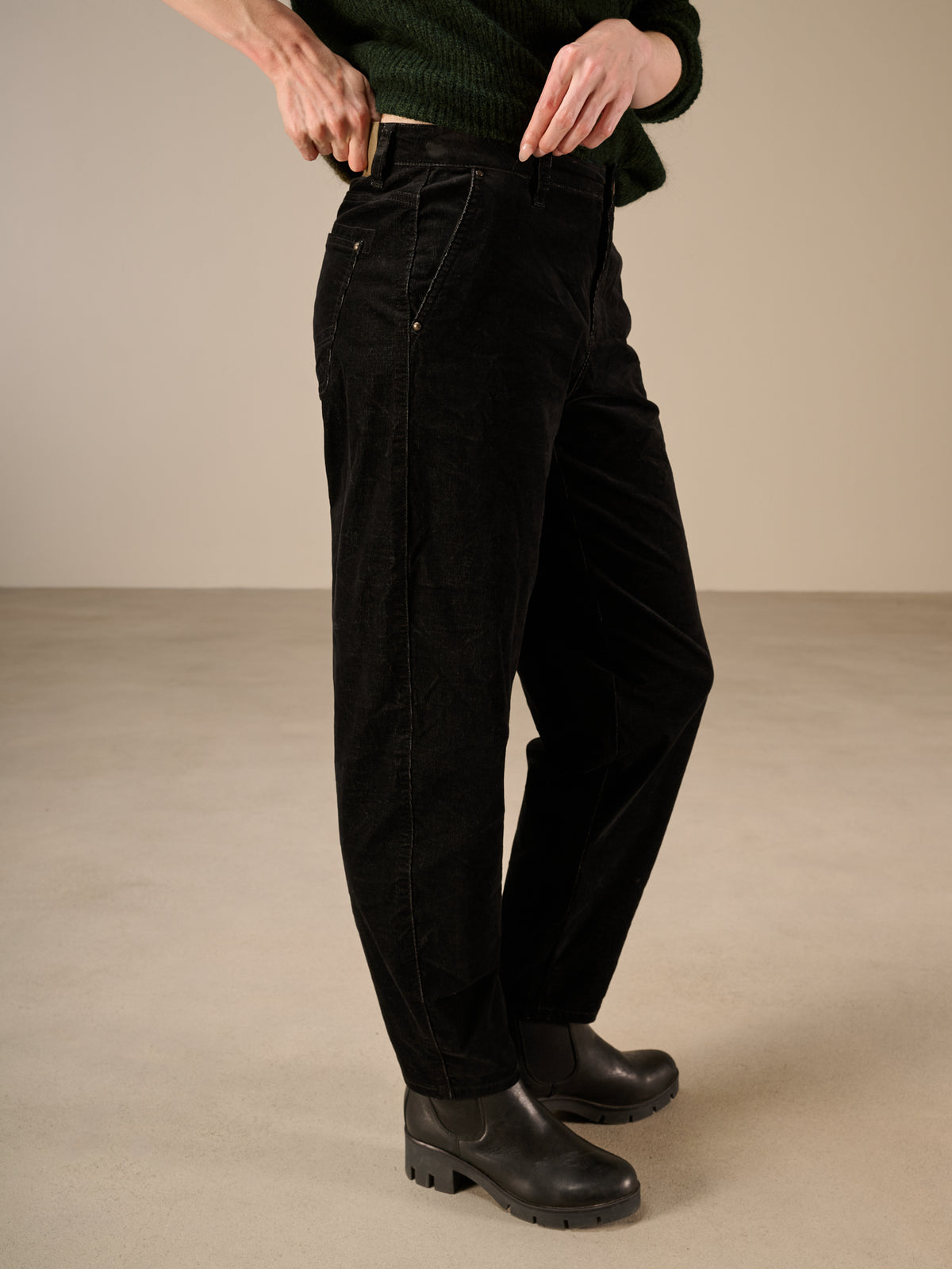 Barrel-leg trousers