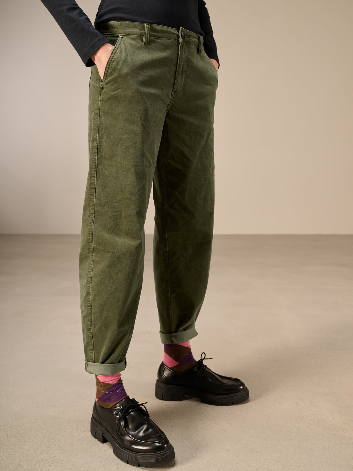 Barrel-leg trousers