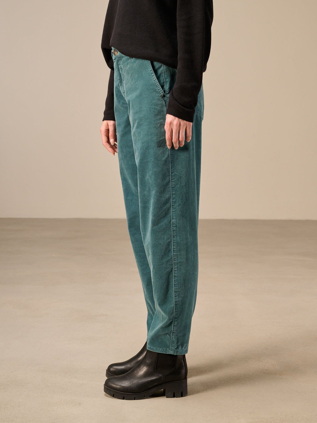 Barrel-leg trousers