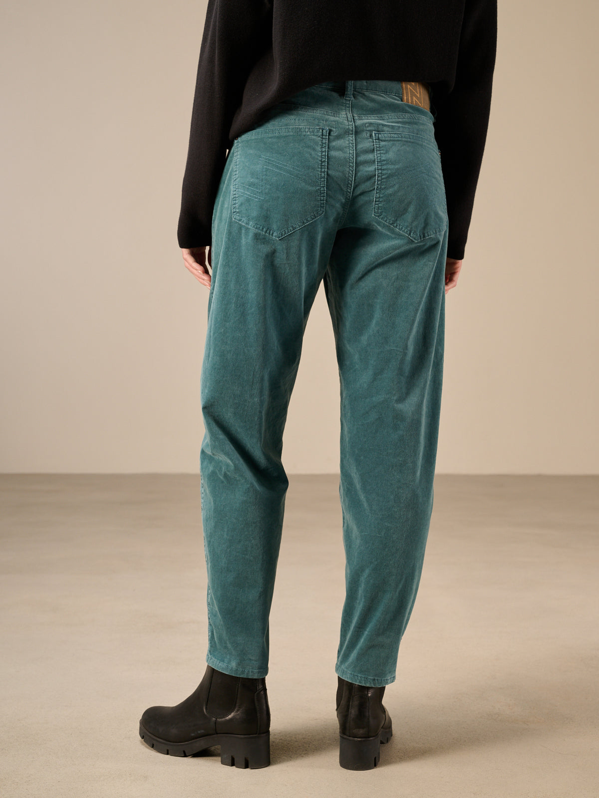 Barrel-leg trousers