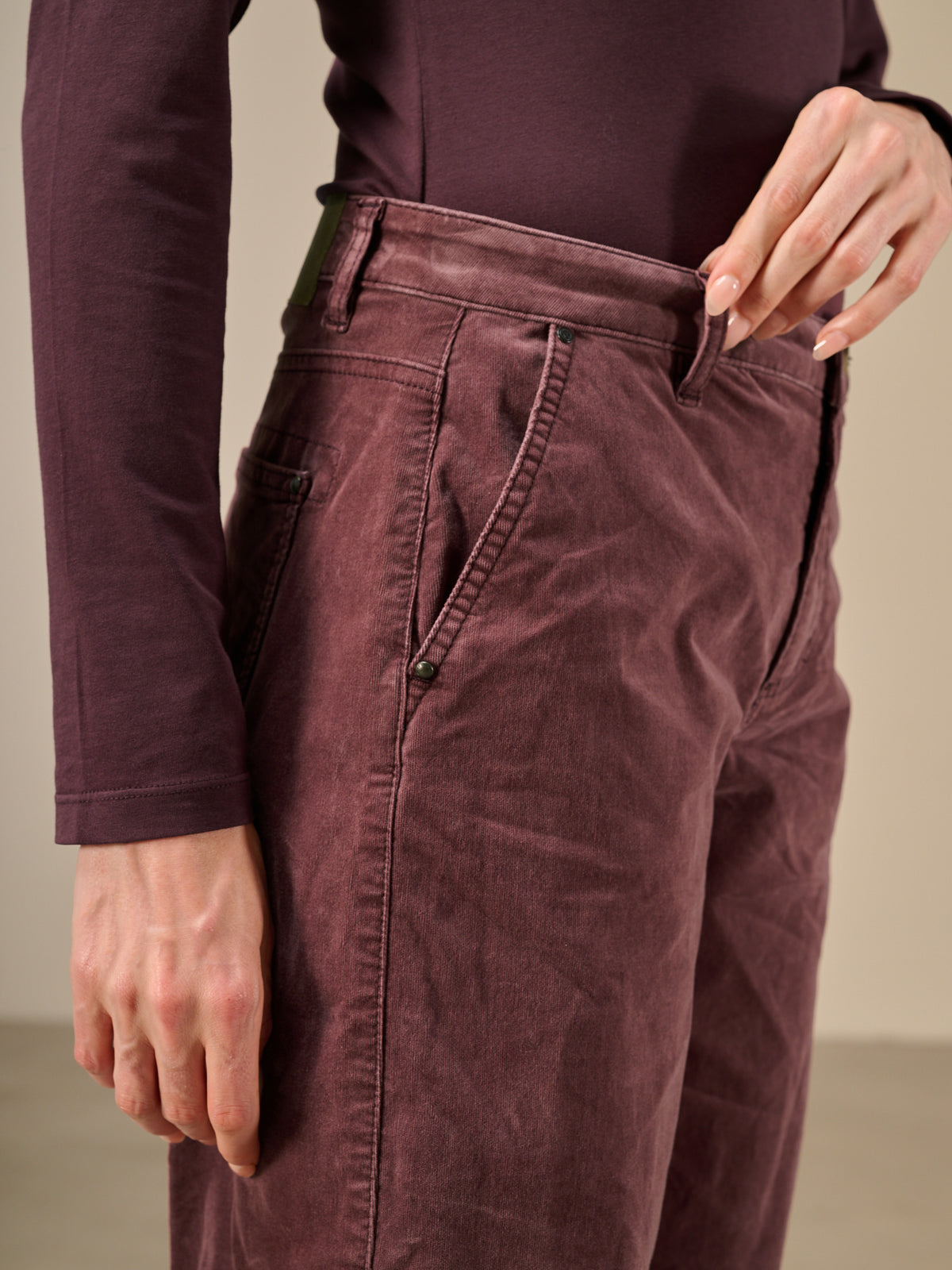 Barrel-leg trousers