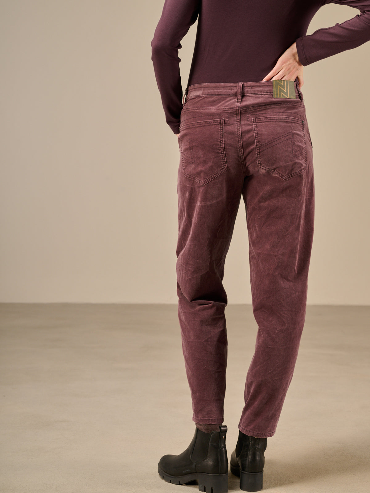 Barrel-leg trousers