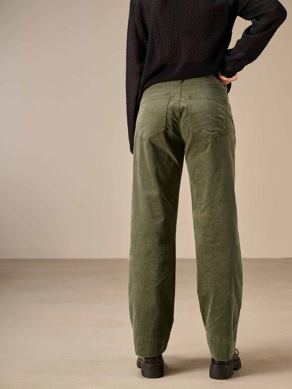 Straight-leg trousers