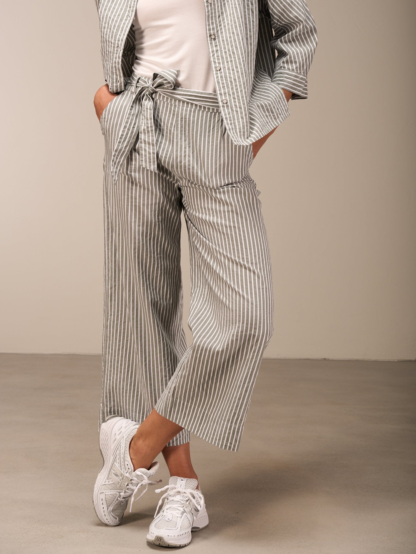 Pants with belt