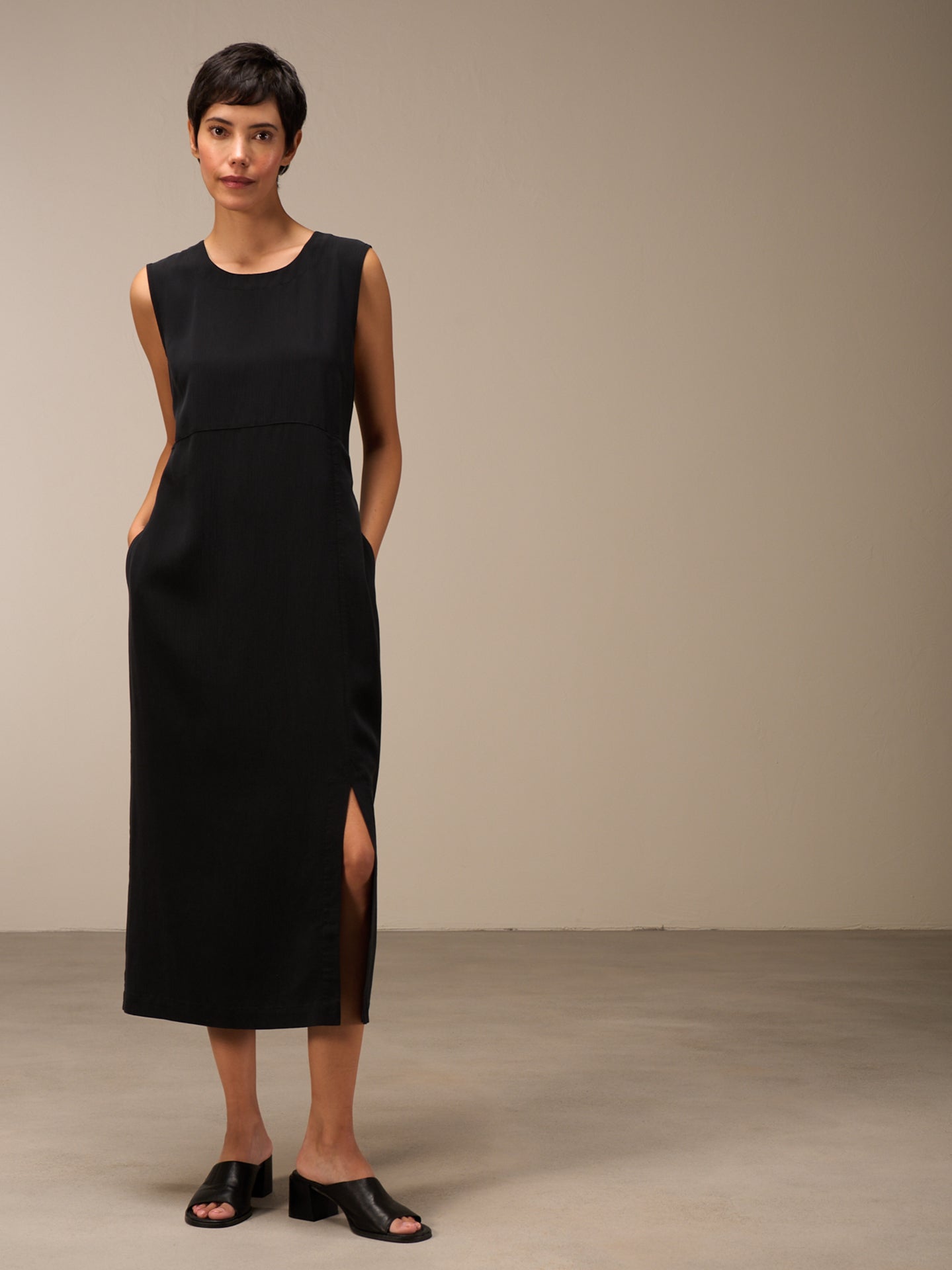 Round-neck dress