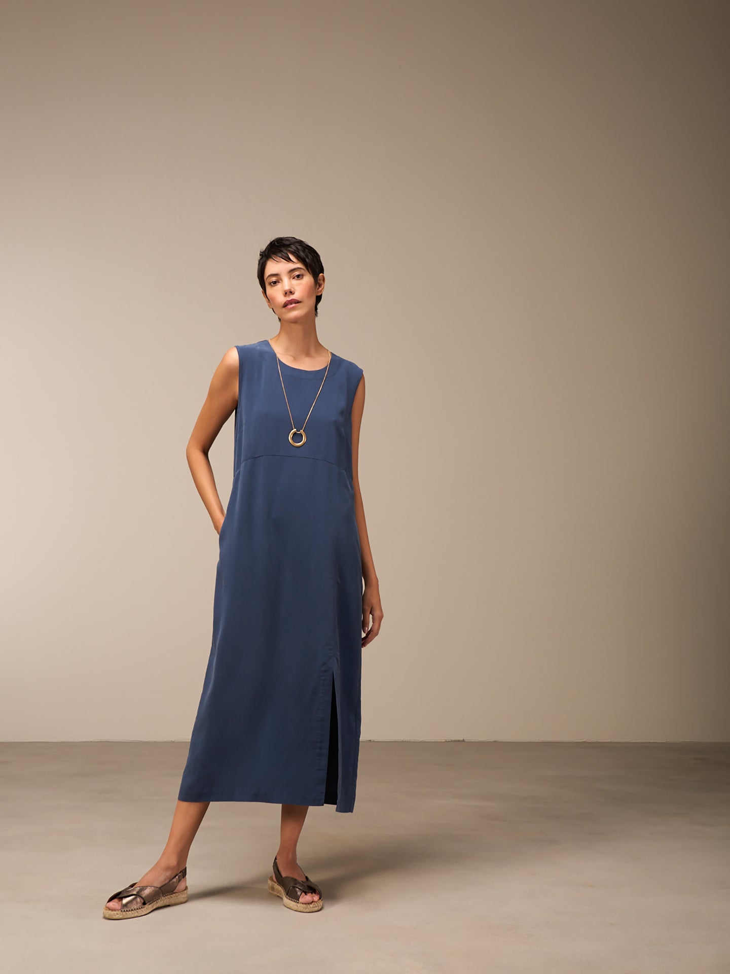 Round-neck dress
