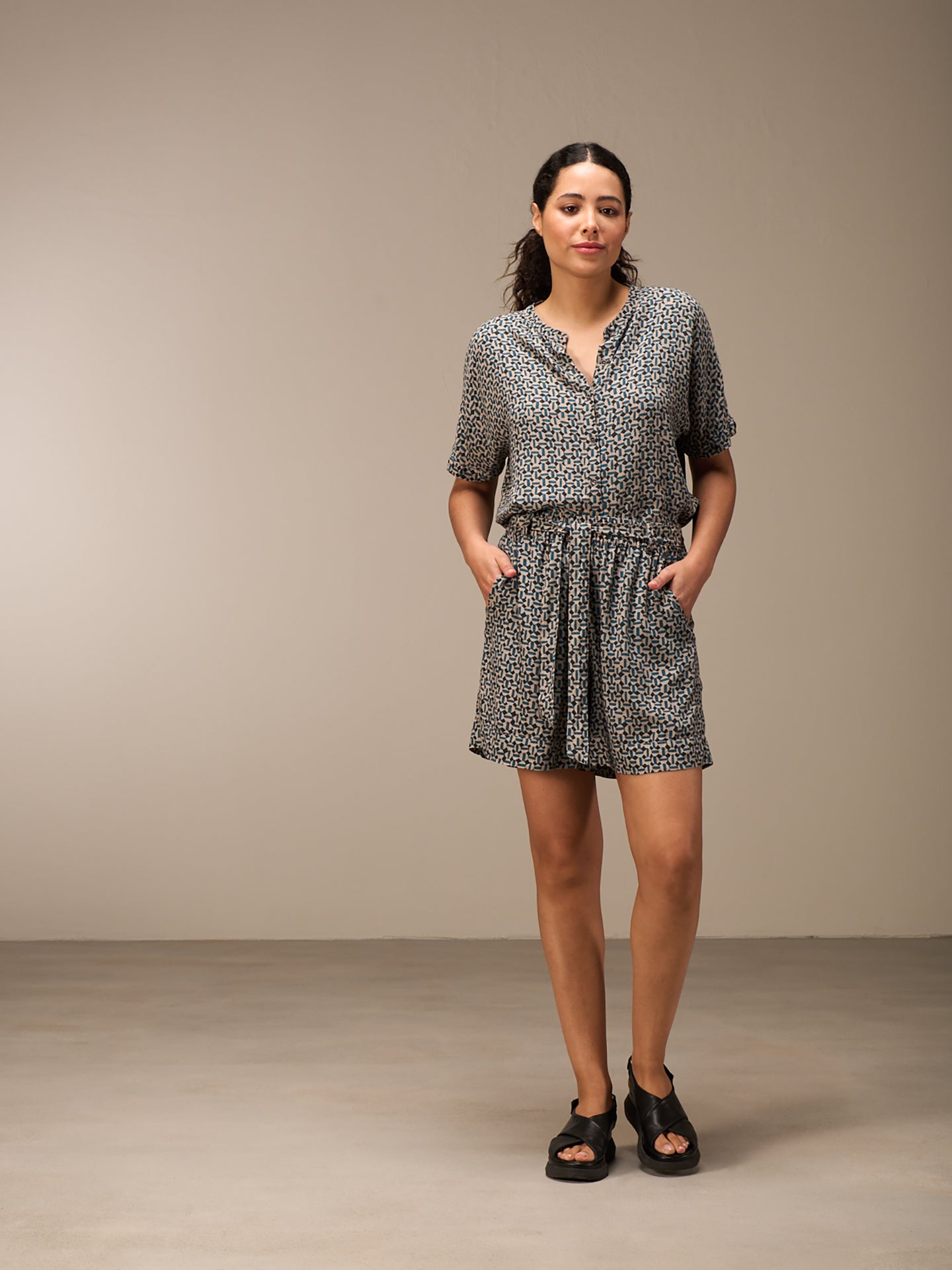 blouse avec col montant